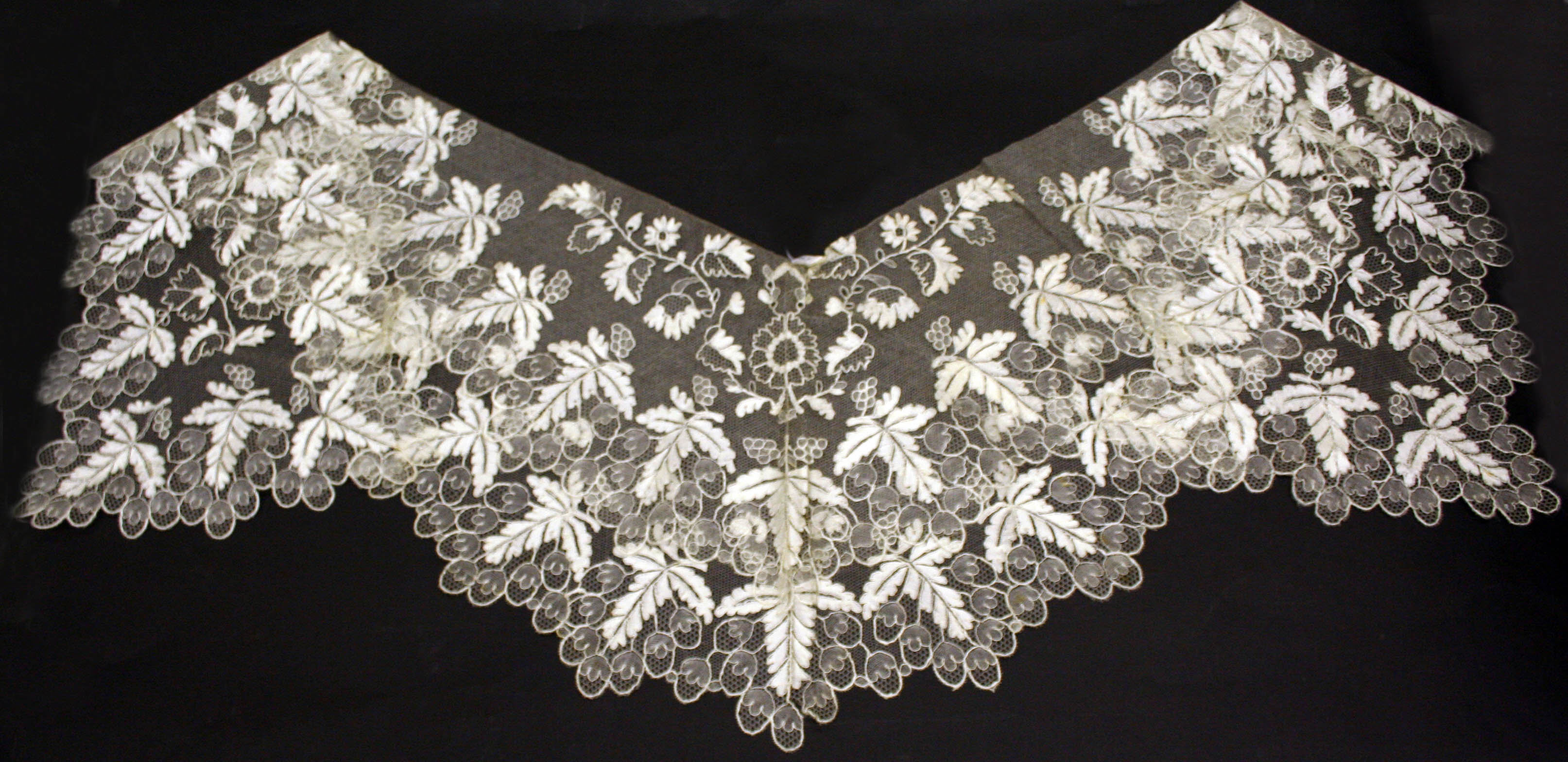 Vintage Floral Embroidered Lace Collar