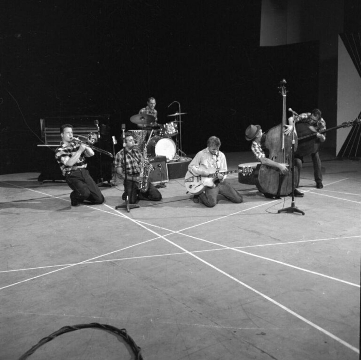 Band Kneeling to Perform on Stage
