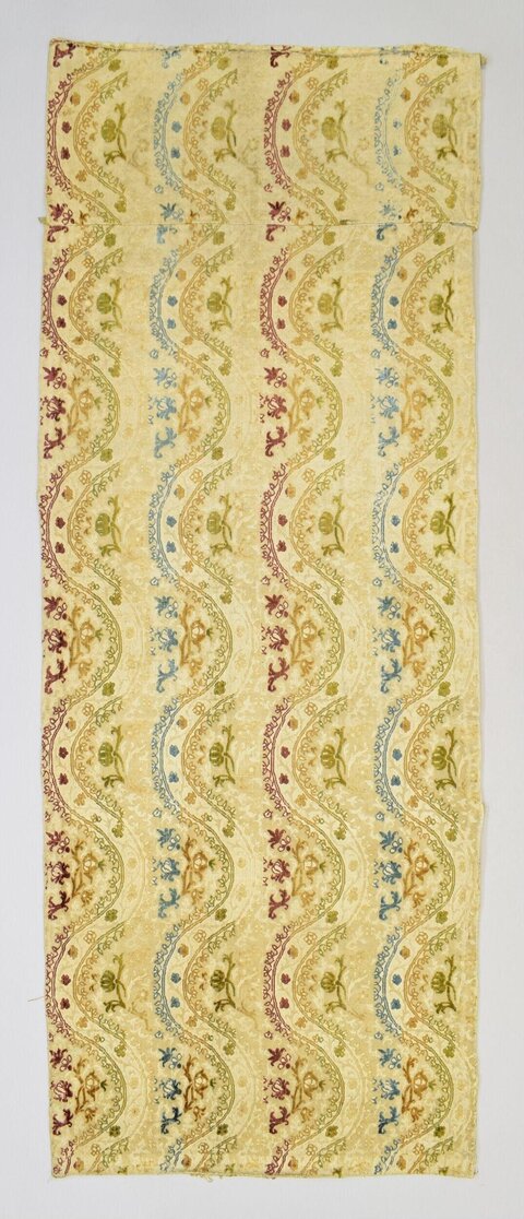 Vintage Wavy Floral Pattern Textile