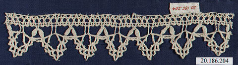 Antique Cream Scalloped Lace Edging