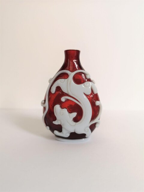 Red Ground White Carved Glass Snuff Bottle