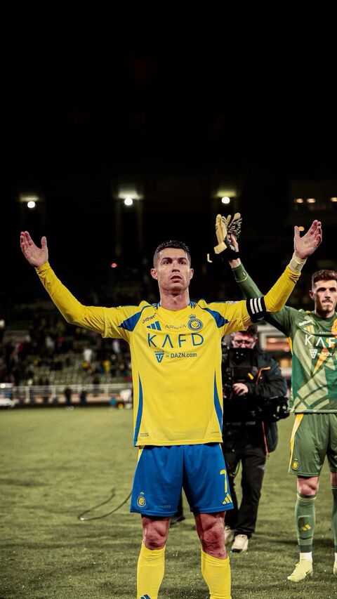 Cristiano Ronaldo Acknowledges Fans