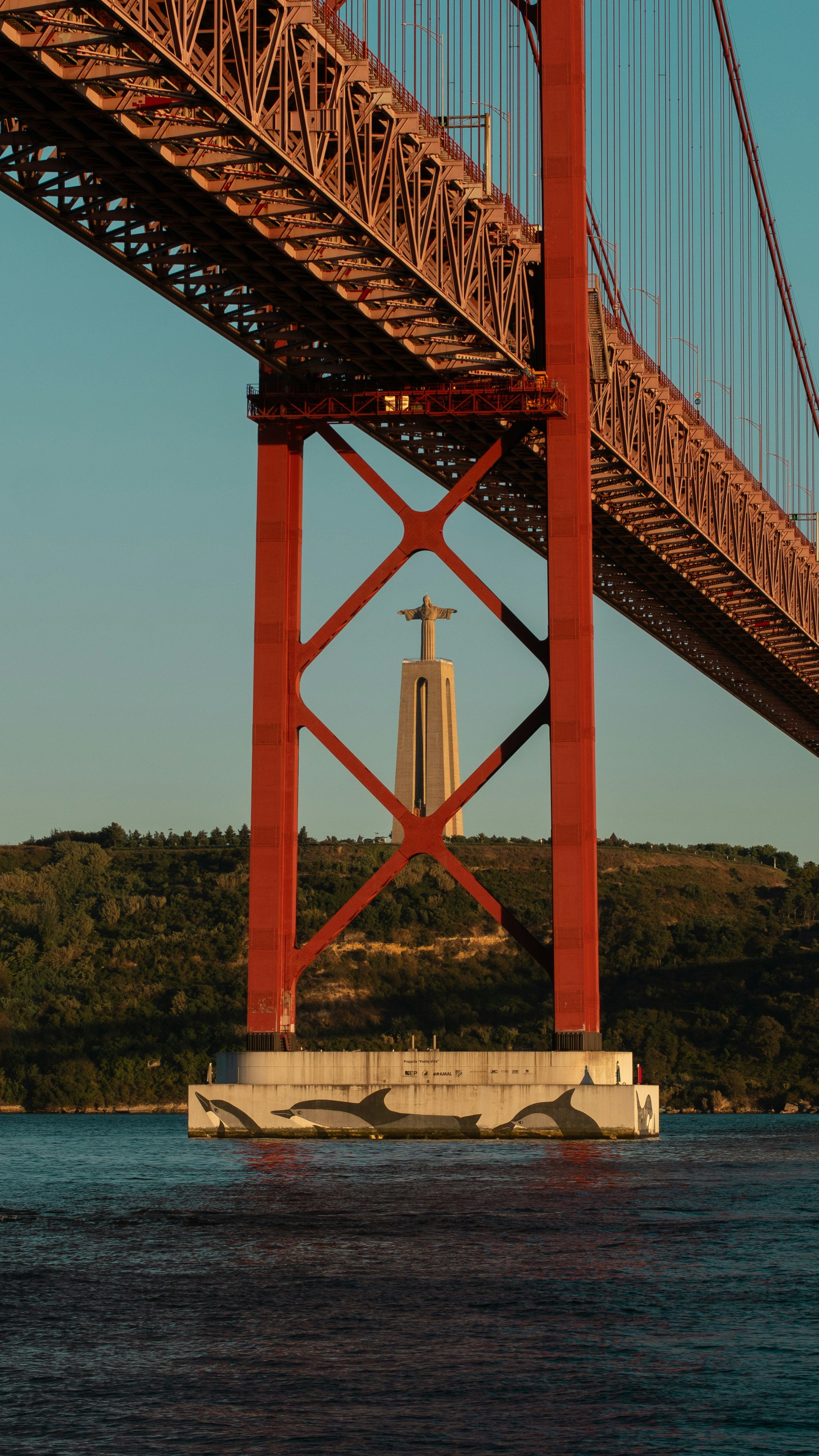 25 de Abril Bridge and Christ the King