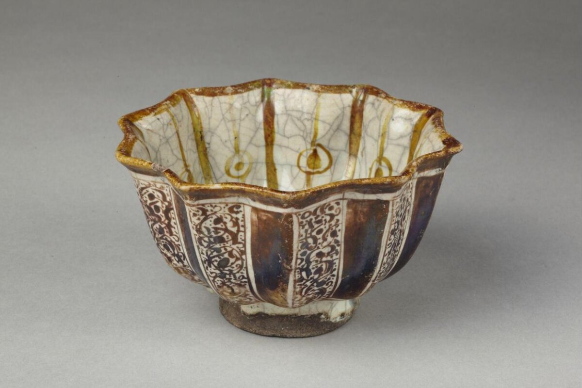 Antique Flower-rim Ceramic Bowl