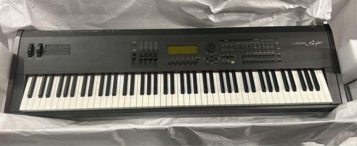 S90 Electronic Music Keyboard
