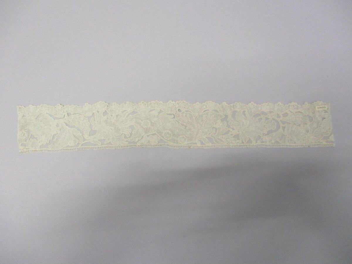 Off-white Vintage Lace Trim