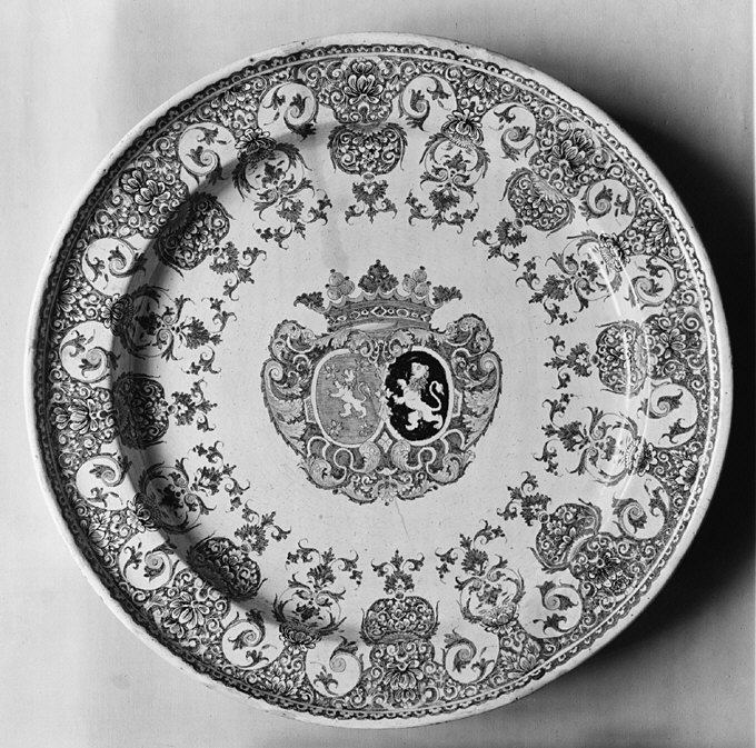 Heraldic Crest Decorated Ceramic Plate