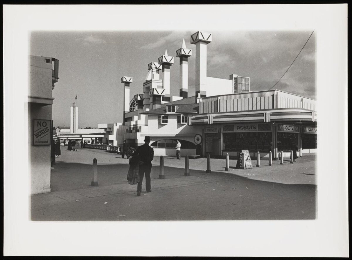 Vintage Art Deco Seaside Promenade