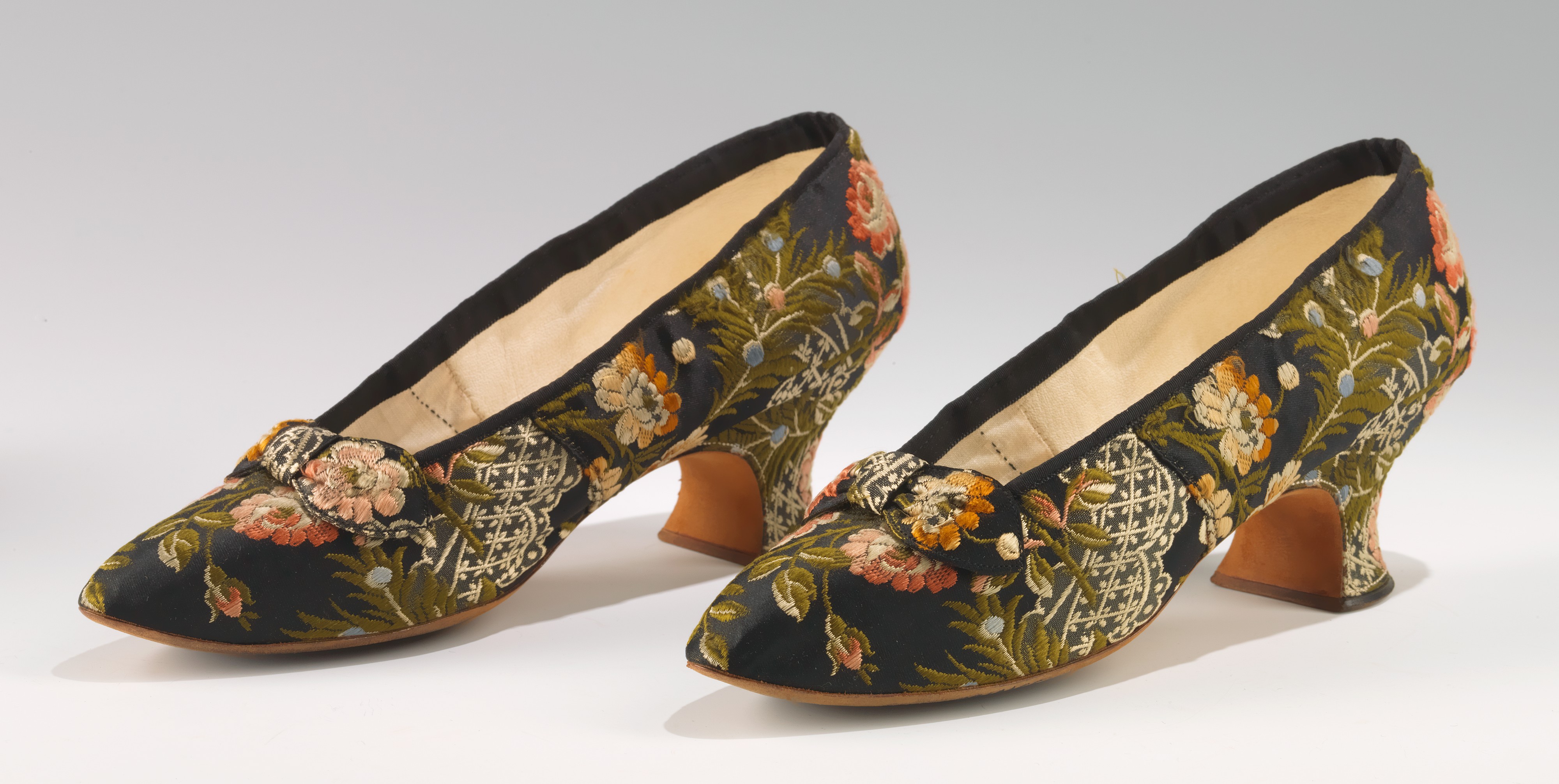 Vintage Embroidered Floral Pumps