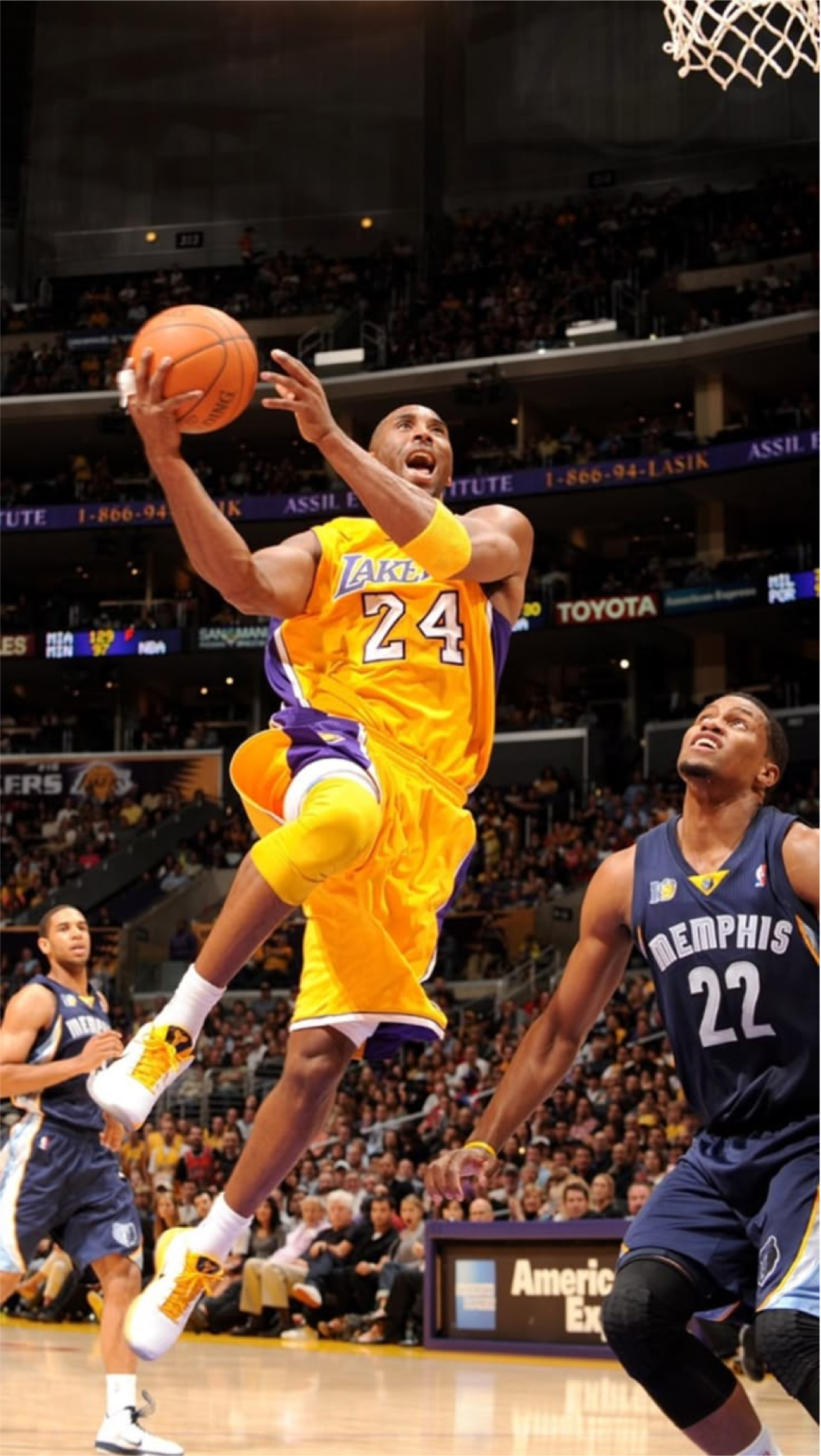 Kobe Bryant drives to basket in NBA game