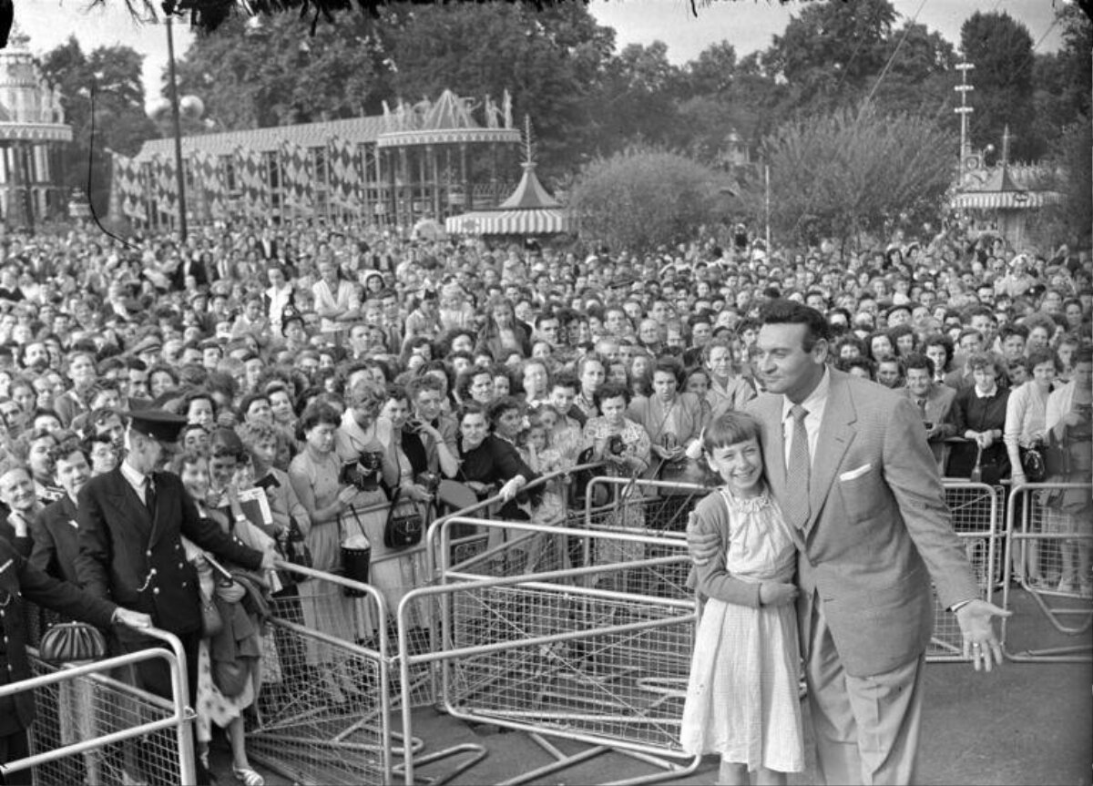 Celebrity Poses With Girl Before Large Crowd