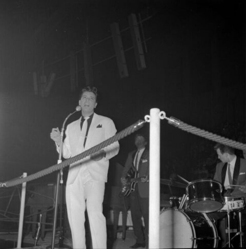 Vintage Singer Live Stage Performance