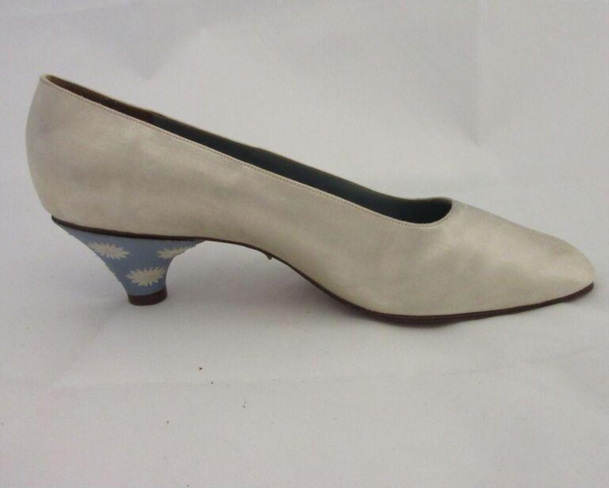 Off-White Pump with Decorative Heel