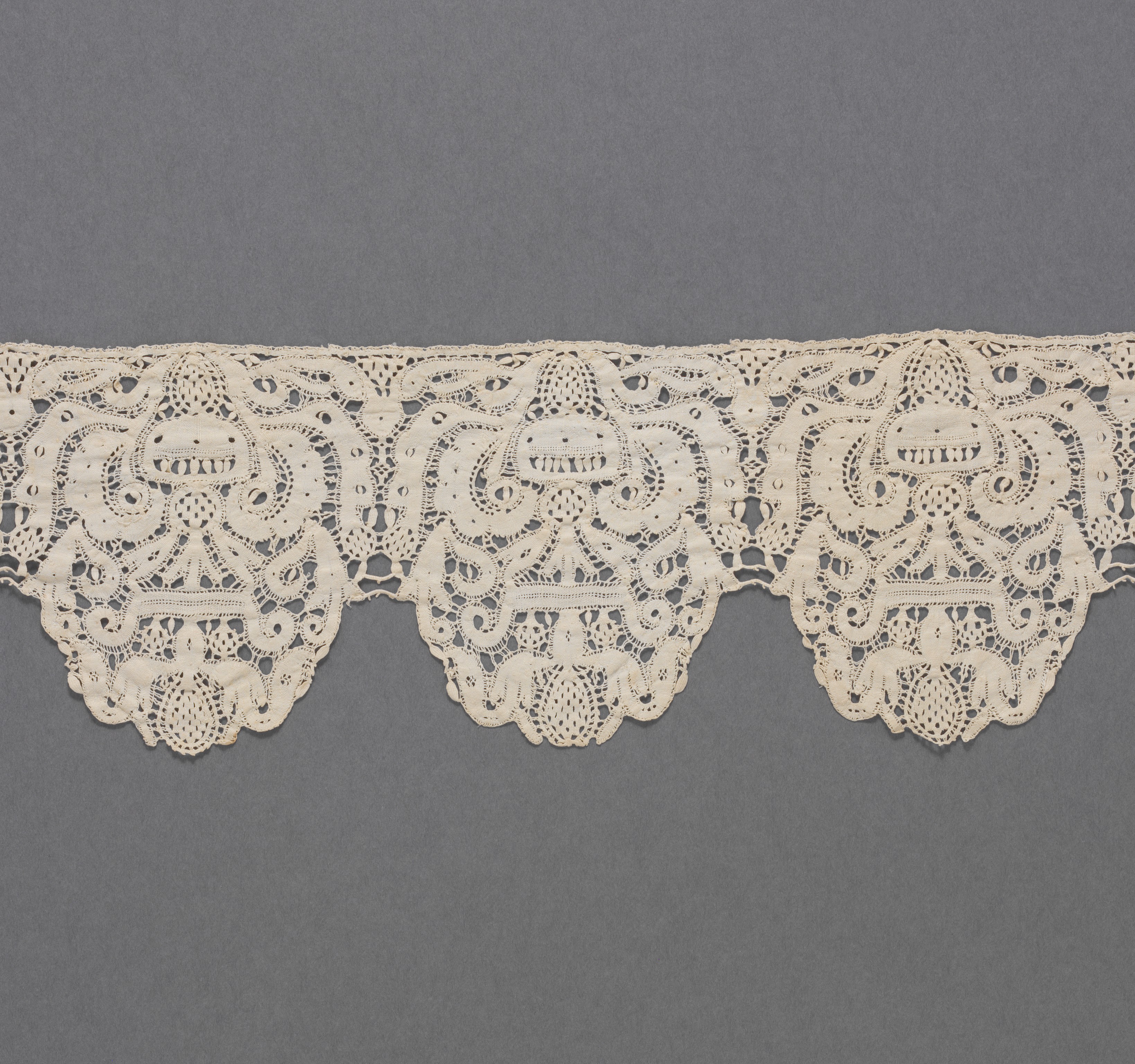 Antique Scalloped Lace Trim