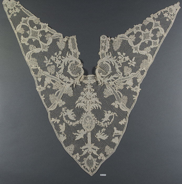 Antique Ivory Triangular Lace Collar
