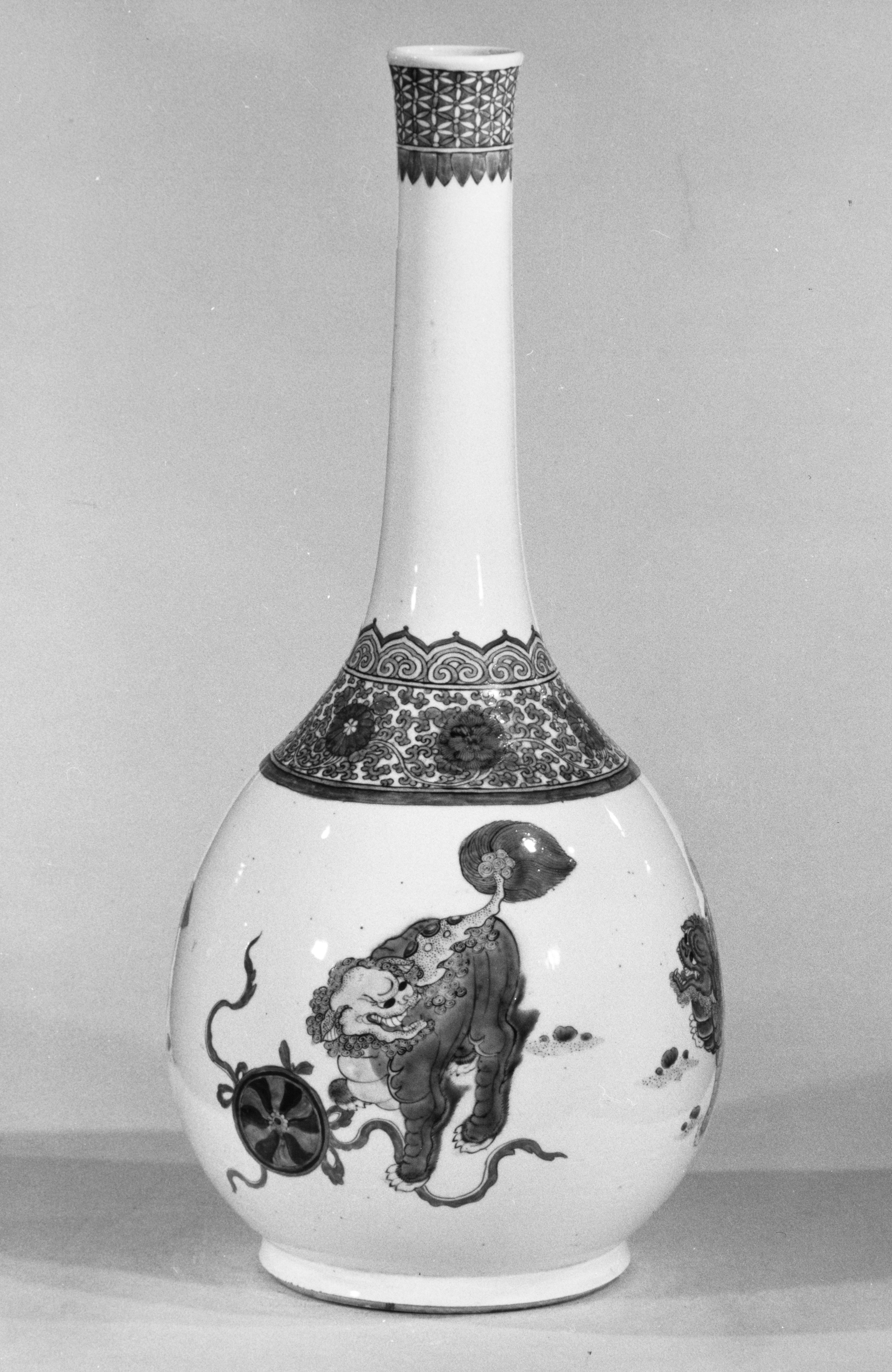 Lion Pattern Porcelain Long-neck Vase