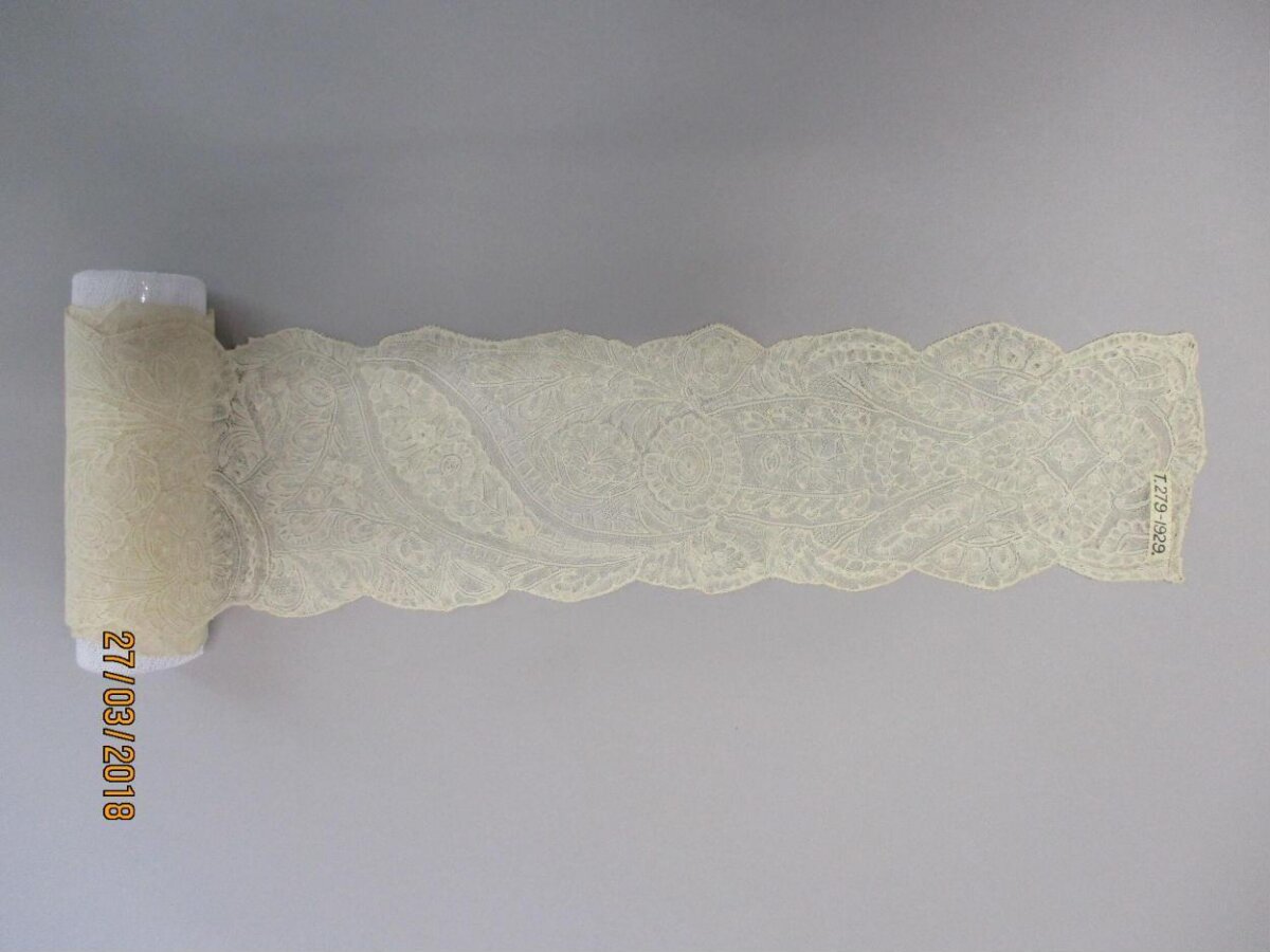 Rolled Antique Cream Lace Fragment
