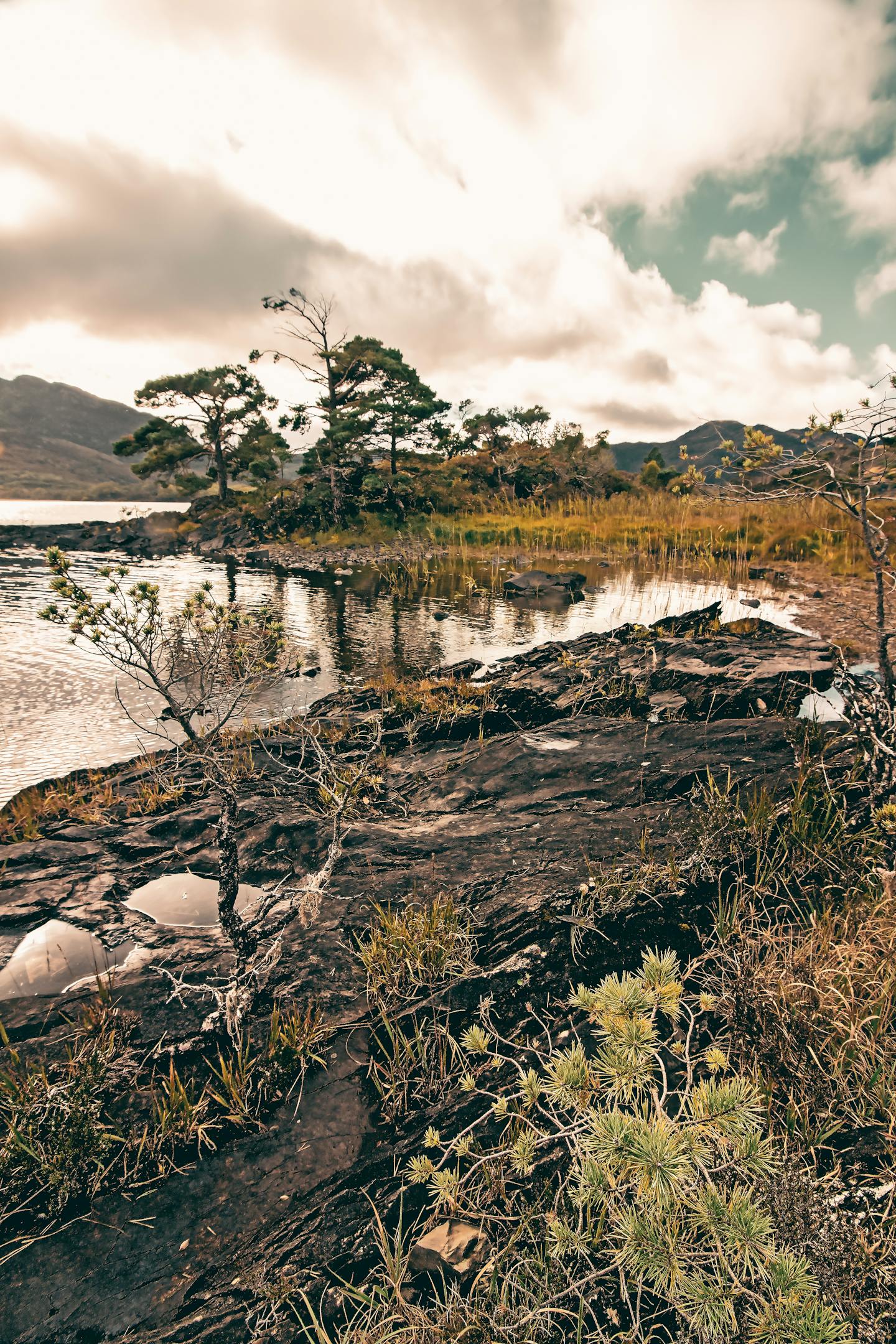 Rocky Lakeshore Mountain Landscape — Wallpapers
