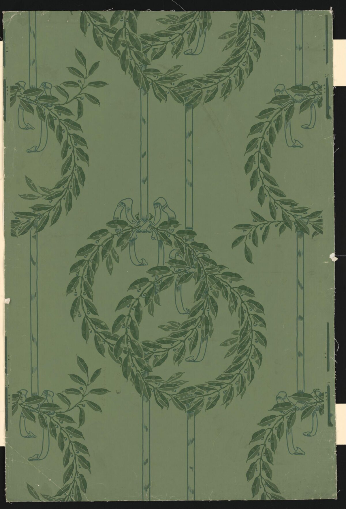 Vintage Green Leaf Wreath Wallpaper