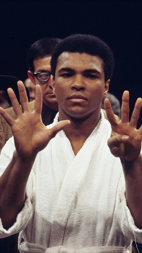 Muhammad Ali Showing Nine Fingers