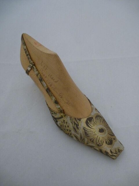 Patterned Pump With Wooden Shoe Last