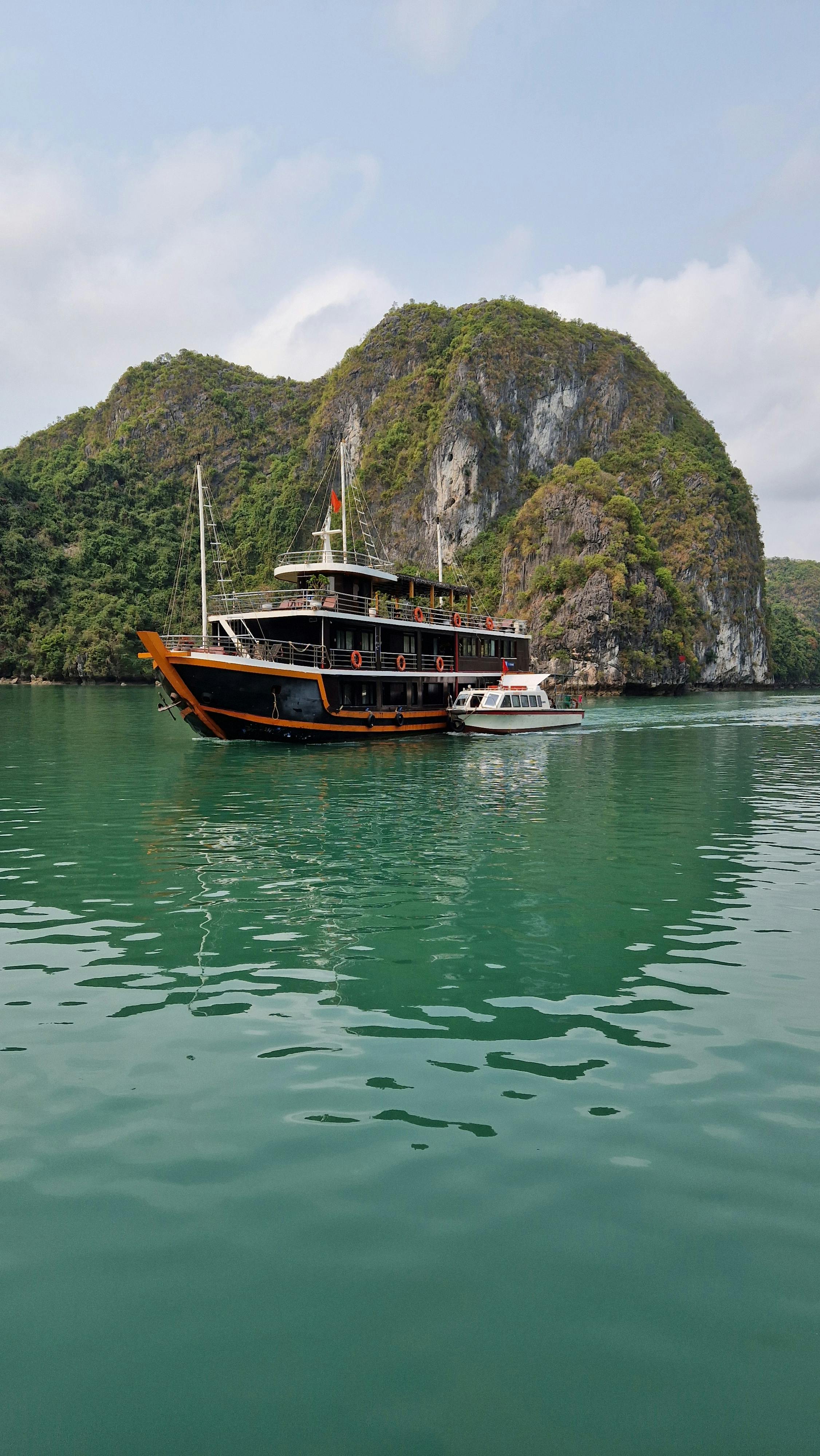 Tour Cruise on Ha Long Bay