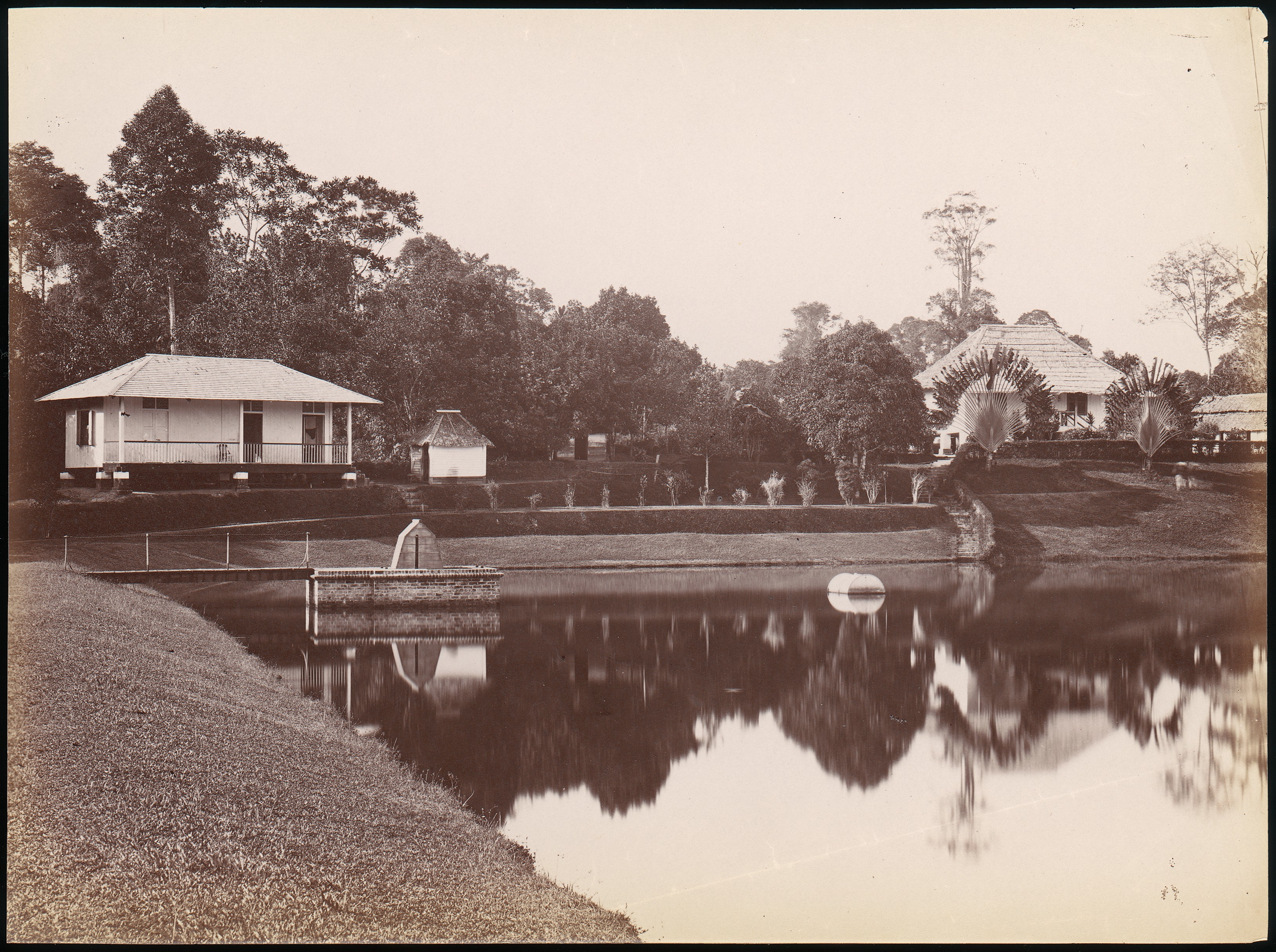 Vintage Lakeside Country Houses